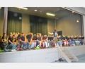 Bild: kki
Das Fest endete mit einem Konzert der Bläserklassen, bei dem 60 Schüler auf der Bühne gemeinsam Musik machten.