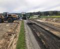 Bild: wro
Der Ausbau der Verbindungsstraße Triebendorf-Oberteich läuft. Derzeit wird westlich der Eisenbahnlinie Hof-Regensburg gearbeitet.