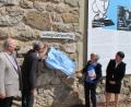 Bild: nis
Anlässlich zum 90. Geburtstag von Ludwig Gebhard wurde der Platz vor dem gleichnamigen Museum nach dem Tiefenbacher Künstlers benannt. Im Bild von links Altbürgermeister Johann Müller, Bürgermeister Ludwig Prögler, Konradine Gebhard und Kulturreferentin Bärbel Kleindorfer-Marx.