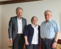 Bild: Gemeinde Plößberg/exb
Zum 50. Ehejubiläum von Anna und Helmut Mark gratulierte Bürgermeister Lothar Müller (links).