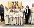 Bild: wro
Neun Kinder aus der Grundschule Falkenberg gingen am Sonntag zum ersten Mal an den Tisch des Herren. Den Festgottesdienst zelebrierte Pfarrer Markus Nees (rechts). Begleitet wurden die Mädchen und Buben von den Tischmüttern Johanna Härtl (links) und Maria Unterstein (Zweite von rechts).