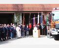 Bild: rha
Doppelten Grund zum Feiern hat die Vilsecker Wehr am Florianstag. Stadtpfarrer Pater Robin Xavier segnet zwei neue Einsatzfahrzeuge. Kommandant Lothar Hasenstab (am Rednerpult) dankt Bürgermeister Hans-Martin Schertl (Dritter von links) für die Unterstützung.