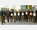 Bild: bey
Zweiter Vorsitzender Sascha Freymann, Vorsitzender Christian Ertl (von links) und Bezirksvorsitzender Alexander Flierl (rechts) ehren die langjährigen Mitglieder Hans Baierl (50 Jahre), Helmut Paulin, Hans Käs, Bernhard Wittmann, Hans Versch (alle vierzig Jahre), Hermann Hartung (25 Jahre Mitglied der Jagdhornbläsergruppe, von links) und die Mitglieder Josef Stauber, Georg Kleber, Stefan Forster und Markus Dirscherl für 25-jährige Mitgliedschaft