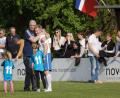 Bild: Dieter Jäschke
Nach dem Schlusspfiff spielten sich auf dem Vorbacher Sportplatz rührende Szenen ab: FC-Spartenleiter Gerhard Wilterius (links) umarmte Trainer Michael Kaufmann, während im Hintergrund die Zuschauer den Vorbacher Aufstiegscoup feiern.