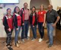 Bild: bey
von links: Anna Gall, stellvertretende Trainerin, Yvonne Köferl, neue Schriftführerin, Bernhard Vater, Abteilungsleiter Volleyball Red Sharks, Anna Lang, neue Kassiererin, Josef Windirsch, erster Vorsitzender Hauptverein TSV Pleystein