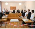 Bild: Wolfgang Steinbacher
Die Vorsitzende des Erweiterten Schöffengerichts in Schwandorf, Silvia Schatz (am Richtertisch, Mitte), eröffnete am Mittwoch das Verfahren gegen eine Ärztin (rechts) und ihren Ehemann (Dritter von rechts), der ebenfalls Mediziner ist. Die Rechtsanwälte Jan Bockemühl (Zweiter von rechts) und Christoph Schima (Vierter von rechts) haben die Verteidigung übernommen, die Anklage vertritt Oberstaatsanwalt Carsten Reichel (Zweiter von links).