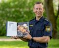 Bild: Sebastian Widmann/StMI
Polizistinnen und Polizisten aus ganz Bayern haben Rezeptideen für das von Sternekoch Alexander Herrmann mitentwickelte Kochbuch "Heldenküche" beigesteuert.