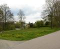 Bild: bey
Die momentane Grünfläche zwischen Leuchtenberger Straße und dem Fußweg entlang des Herrenpointweihers im Anschluss an den Garten des bestehenden Wohnhauses soll für die Bebauung bereitgestellt werden. Das zweite Grundstück befindet sich zwischen dem Kinderspielplatz und der ebenfalls vorhandenen Bebauung.