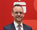 Bild: Christine Hollederer
4500 Euro für die digitale Zeitmessung beim Landkreislauf: Thomas Pickel, Vorstandsvorsitzender und Stiftungsratsvorsitzender der Förderstiftung der Sparkasse Amberg-Sulzbach, und Stiftungsratsmitglied Landrat Richard Reisinger (von links).