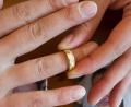 Symbolbild: Patrick Pleul/dpa
Ein Ehering am Finger.