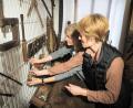 Bild: kek
Stadtarchivarin Doris Bundscherer und die Leiterin des Museums34 in Auerbach, Marion Ringl (von links) legen letzte Hand an. Die Sonderausstellung „Unsere alten Meister“ beleuchtet das alte Handwerk in Auerbach.