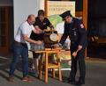 Bild: fla
Markus Lernbecher (links) und Ludwig Binder (Zweiter von links) schauen Feuerwehr-Vorstand Andreas Troidl beim Anzapfen des Fasses genau auf die Finger.