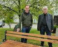 Bild: F. Mell/exb
Die beiden Vorsitzenden des OWV Tobias Ehrenfried (links) und Günther Flierl (rechts) freuen sich über die Reparatur der durch Vandalismus zerstörten Sitzbank vor der Polizeiinspektion Oberviechtach.