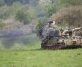 Bild: Daniel Löb/dpa
Eine amerikanische Paladin Panzerhaubitze kommt getarnt in Hohenfels aus dem Wald heraus, während des Medientags der US-Armee.