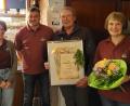 Bild: Eisstockfreunde Hohenthan/exb
Das Bild zeigt (von links) die neue Vorsitzende der Eisstockfreunde Hohenthan, Theresa Weigl, Stellvertreter Berthold Kraus, Ehrenvorsitzenden und Ehrenmitglied Gerhard Hecht mit seiner Frau Rita Hecht.