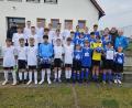 Bild: khg
Auf dem Bild die beiden Mannschaften Jungen III nach der Landkreismeisterschaft auf dem Sportgelände des FV Vilseck: Walter-Höllerer-Realschule Sulzbach-Rosenberg mit Betreuer Martin Süssner (links) und die Mittelschule Vilseck mit Betreuer Karl Heinz Grollmisch (rechts). Mitte rechts: Schiedsrichter Karl Vollmer.