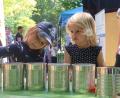 Bild: Kunz
Beim Kinderbürgerfest waren alle Sinne der kleinen Weidener gefragt, wie hier bei den Farbbüchsen.