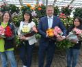 Bild: jr
Über 1420 duftende Rosen verteilt der Gewerbeförderverein Mitterteich in den 35 teilnehmenden Mitterteicher Fachgeschäften des Werberings. Von links Andrea Dolles (Campingplatzbetreiberin), Gabi Bleistein (Stadtverwaltung) Stefan Grillmeier und Sandra Schinner (Gärtnerei).