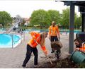 Bild: pz
Auch die Verteilung der letzten Reste der 40 Kubikmeter Rindenmulch in den Anlagen gehört zu den Arbeiten, die zur Vorbereitung auf den Saisonstart am 20. Mai nötig sind.