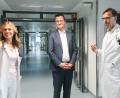 Bild: Gabi Schönberger
Dr. Dita Tochorova und Chefarzt Dr. Michael Angerer (rechts) von der Klinik für Neurologie am Klinikum Weiden freuen sich mit Projektleiter Dr. Bernd Kallmünzer vom Universitätsklinikum Erlangen über die Aufnahme in das Steno-Schlaganfallnetzwerk Nordbayern.