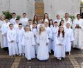 Bild: Foto Ott Eschenbach
15 Mädchen und Buben der Pfarrgemeinde feiern Erstkommunion mit Gemeindereferentin Waltraud Dobmann (links), Ministranten, Lektor Willi Rupprecht (Zweiter von rechts) und Pfarrer Augustin Lobo (rechts).