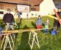 Bild: no
Helfer der IG "Bahnstrom-so nicht" starten in Aichazandt mit Reperaturarbeiten an Plakaten und Andereaskreuzen