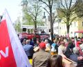 Bild: Kunz
Bei strahlendem Sonnenschein kritisierten Alexander Gröbner (Bild) und die anderen Redner der Maikundgebung am unteren Markt in Weiden der Gewerkschaften soziale Missstände in den Betrieben wie der Bäckerei Brunner und richteten mahnende Worte auch in Richtung der Verantwortlichen für das Gesundheitswesen.