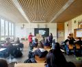 Bild: Mittelschule Tirschenreuth/exb
Alina Spicker (Personalreferentin) von der Ziegler-Group stellte den Schülern der Mittelschule Tirschenreuth bei einem Informationstag zum Thema Ausbildung das Berufsbild Elektroniker/in für Betriebstechnik vor.