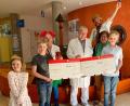 Bild: Kliniken Nordoberpfalz, Michael Reindl/exb
Elisa, Lukas und Paul (vorne, von links) übergeben gemeinsam mit ihrer Oma Sieglinde Bogner jeweils 500 Euro an die Kinderklinik um Chefarzt Dr. Fritz Schneble und die Klinikclowns.