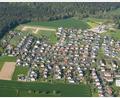 Bild: mür
Im Neubaugebiet Zieglerrang II in Waldsassen(oben links) rechts der Schützenstraße hat das Bauunternehmen Kassecker mit den Erschließungsarbeiten begonnen. Oben rechts das künftige Johanniter-Kinderhaus und nach dem Stationsweg die Zieglerbrauerei.