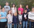 Bild: jp
Die Kastler Kommunionkinder übergaben einen Spendenscheck über 800 Euro an die Kinderhospizbegleiter Katja Sporrer (links) und Brigitte McGuire vom Hospizverein Amberg.