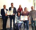 Bild: BSZ Wiesau/exb
Freude über das Signet „Bayern barrierefrei“: Im Bild (von links) Landrat Roland Grillmeier, stellvertretender Schulleiter Wolfgang Prebeck, Behindertenbeauftragte des Landkreises, Doris Scharnagl-Lindinger, BSZ-Inklusionsbeauftragte Yvonne Landefeld, Christina Ponader vom Netzwerk Inklusion und Bürgermeister Toni Dutz.