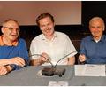 Bild: mfh
Mit einem Augenzwinkern ließ Unternehmer Hardy Barth (Mitte) die beiden Solarbefürworter Heinz-Ulrich Schmid von der Umweltschutzinitiative (links) und Hans Jürgen-Frey vom Solarenergie-Förderverein Amberg-Sulzbach (rechts) fühlen, ob schon Strom aus dem Wechselrichter kommt.