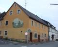 Bild: kro
Der „Schwarze Adler“ und das angrenzende Anwesen in der Hauptstraße sollen neu gestaltet werden. Dritter Bürgermeister Hans Klupp (Freie Wähler) wünschte sich, dass die Bürger bei den Projekten besser eingebunden werden.