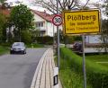 Bild: bkr
Die Geschwindigkeitsbeschränkung durch Plößberg wird wieder aufgehoben. Ein Appell an die Verkehrsteilnehmer, langsam zu fahren, soll aber bleiben. Wie, ist noch offen.