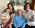 Bild: Wolfgang Mannhart/exb
Drei Frauen, die nicht tauschen wollen: Tanja (links) mit Tochter Sarah und Gisela Mannhart (rechts) sowie Barbara Wagner sehen mit Respekt auf die Leistung der der Mütter in ihrer Familie.