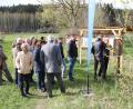 Bild: bjp
Beim Besuch der Streuobstwiese am Grünbach beobachtete LBV-Landesvorsitzender Norbert Schäffer aufmerksam das "Gewusel" im Schaubienenstock. Dritter von rechts: LBV-Ortsvorsitzender Fabian Dötsch.