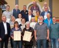 Bild: Bernhard Rauch
Zweiter Vorsitzender Andreas Solter und erster Vorsitzender Heiner Hildebrandt sind stolz auf die zwei neuen Ehrenmitglieder Christine Göppl und Maria Englert (vorne), auch der Manteler Bürgermeister Richard Kammerer (ganz links vorne) gratuliert.