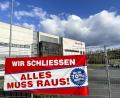 Bild: Matthias Bäumler/fph
Wie der Ausverkauf eines Schnäppchenmarktes wirkt die Werbung am Werkszaun des Schleifscheibenherstellers Dronco in Wunsiedel.