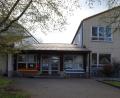 Bild: mfh
Der Eingang der Schule in Neukirchen führt in Zukunft vielleicht in einen Wohn - und Geschäftskomplex, für den es viele Ideen gibt.