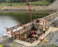 Bild: sns
Mit einem 15 Meter langen Arm ist die Betonpumpe ausgestattet, die bei der Baumaßnahme am Stausee zum Einsatz kommt.