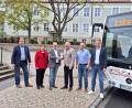 Bild: Fabian Polster/Landratsamt Tirschenreuth/exb
Zur Begrüßung des neuen Eska-Geschäftsführers waren (von links) ÖPNV-Verantwortlicher Jürgen Kreuzer, Regierungsdirektorin Regina Kestel, der neue Geschäftsführer Markus Hösl, Landrat Roland Grillmeier, Werner Hederer (Betriebsratsvorsitzender Eska) sowie Kreiskämmerer Manuel Enders dabei.