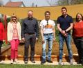 Bild: lep
Zum Außengelände der Schule gehört nun auch ein Sandkasten. Bei der Übergabe freut sich die Schule (von links: Evelyn Schreg, Leiterin Andrea Wolfram) sowie Bürgermeister Jürgen Kürzinger. Lothar Thumbeck, Vorsitzender des Förderkreises, Matthias Prösl (Schriftführer) sowie Barbara Raps übergeben stellvertretend für alle den neuen Spielbereich.