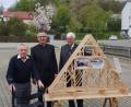 Bild: Carolin Götz/exb
Josef Hauer, Domkapitular Daniel Reichel und Karl Müller (von links) präsentieren das Querschnittmodell der Münchener Liebfrauenkirche.
