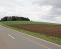 Bild: frd
Die beiden Solarparks Wagnern Ost I und II befinden sich auf der Anhöhe rechts der Hochstraße von Niesaß in Richtung Denglarn auf Höhe des im Hintergrund sichtbaren Funkmastes. Sie sind geteilt durch die von der Hochstraße nach rechts (gut sichtbare) abgehende Flurbereinigungsstraße in Richtung Wagnern. Bild: frd