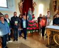 Bild: bey
Fünf grüne Geldscheine gab es am Dienstagabend in der Kreuzbergkirche für Stadtpfarrer Adam Karolczak von der Vorstandschaft des Katholischen Frauenbundes Pleystein. Über die Spende freuten sich auch Pater John Gali und Pater Reinhold Schmitt (von rechts).