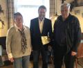 Spendenübergabe beim Kultur- und Tourismusverein: Im Bild von links Vorsitzende Gabi Eichenseher, André Putzlocher und Schatzmeister Heinz Leitner.