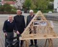 Bild: ads
Zimmermeister Josef Hauer, Domkapitular Daniel Reichel und Ambergs Zimmermeister Karl Müller (von links) präsentieren das Querschnittmodell des Münchner Liebfrauendoms in Parkstein bei seiner Übergabe.