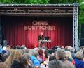 Bild: Kunz
Stargast Chris Böttcher in Aktion. Der Entertainer unterhält sein Publikum während des Löwenfestes des Weidener Lions-Club.