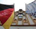 Bild: upl
Festtagstracht für das Amberger Rathaus.
